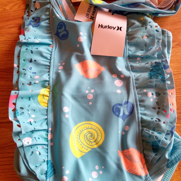 NFS.        Hurley 2 piece set, swimsuit & headband sz 3T, 4T MSRP $38 - Picture 3 of 8